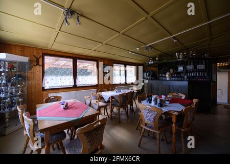 Dresda, Germania. 23 Apr 2021. Vista nel casinò desertato della SG Motor Trachenberge presso il campo sportivo Aachener Straße. Credit: Robert Michael/dpa-Zentralbild/dpa/Alamy Live News Foto Stock