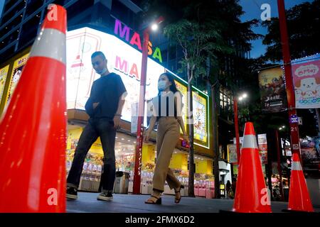 Taipei, Taioei, Taiwan. 12 maggio 2021. I passeggeri indossano i volti in un luogo turistico dove ci sono stati meno visitatori, in quanto Taiwan ha inasprito le restrizioni sui grandi incontri e sugli eventi dopo aver registrato 16 casi di Covid-19 mercoledì acquisiti localmente. Il Centro Centrale di controllo delle epidemie di Taiwan ha affermato che nei prossimi giorni è possibile imporre un blocco, in quanto ci sono stati casi domestici senza una chiara fonte di infezione, vedendo meno persone nelle strade. Credit: Daniel Ceng Shou-Yi/ZUMA Wire/Alamy Live News Foto Stock