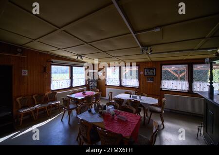 Dresda, Germania. 23 Apr 2021. Vista nel casinò desertato della SG Motor Trachenberge presso il campo sportivo Aachener Straße. Credit: Robert Michael/dpa-Zentralbild/dpa/Alamy Live News Foto Stock