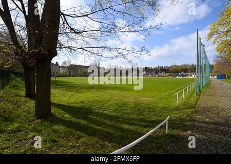 Dresda, Germania. 23 Apr 2021. Vista del campo da gioco abbandonato della SG Motor Trachenberge presso il campo sportivo di Aachener Straße. Credit: Robert Michael/dpa-Zentralbild/dpa/Alamy Live News Foto Stock