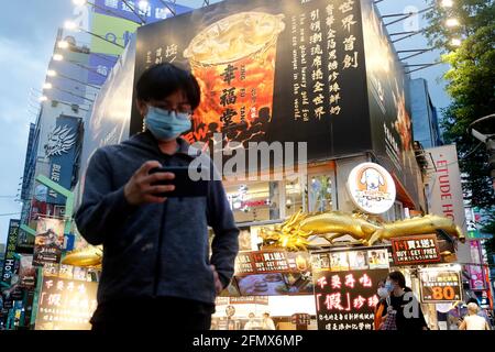 Taipei, Taioei, Taiwan. 12 maggio 2021. I passeggeri indossano i volti in un luogo turistico dove ci sono stati meno visitatori, in quanto Taiwan ha inasprito le restrizioni sui grandi incontri e sugli eventi dopo aver registrato 16 casi di Covid-19 mercoledì acquisiti localmente. Il Centro Centrale di controllo delle epidemie di Taiwan ha affermato che nei prossimi giorni è possibile imporre un blocco, in quanto ci sono stati casi domestici senza una chiara fonte di infezione, vedendo meno persone nelle strade. Credit: Daniel Ceng Shou-Yi/ZUMA Wire/Alamy Live News Foto Stock