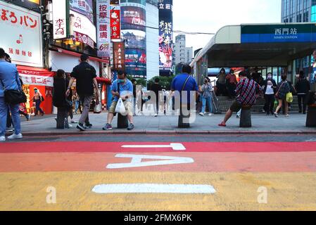 Taipei, Taioei, Taiwan. 12 maggio 2021. I passeggeri indossano i volti in un luogo turistico dove ci sono stati meno visitatori, in quanto Taiwan ha inasprito le restrizioni sui grandi incontri e sugli eventi dopo aver registrato 16 casi di Covid-19 mercoledì acquisiti localmente. Il Centro Centrale di controllo delle epidemie di Taiwan ha affermato che nei prossimi giorni è possibile imporre un blocco, in quanto ci sono stati casi domestici senza una chiara fonte di infezione, vedendo meno persone nelle strade. Credit: Daniel Ceng Shou-Yi/ZUMA Wire/Alamy Live News Foto Stock