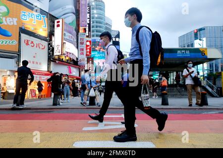 Taipei, Taioei, Taiwan. 12 maggio 2021. I passeggeri indossano i volti in un luogo turistico dove ci sono stati meno visitatori, in quanto Taiwan ha inasprito le restrizioni sui grandi incontri e sugli eventi dopo aver registrato 16 casi di Covid-19 mercoledì acquisiti localmente. Il Centro Centrale di controllo delle epidemie di Taiwan ha affermato che nei prossimi giorni è possibile imporre un blocco, in quanto ci sono stati casi domestici senza una chiara fonte di infezione, vedendo meno persone nelle strade. Credit: Daniel Ceng Shou-Yi/ZUMA Wire/Alamy Live News Foto Stock