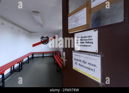 Dresda, Germania. 23 Apr 2021. Vista in una cabina vuota della SG Motor Trachenberge presso il campo sportivo Aachener Straße. Credit: Robert Michael/dpa-Zentralbild/dpa/Alamy Live News Foto Stock