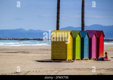 Cabine da bagno multicolore allineate sulla spiaggia deserta Foto Stock