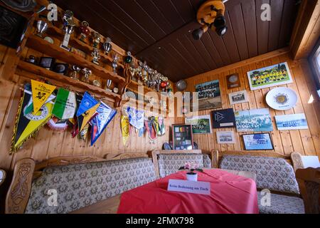 Dresda, Germania. 23 Apr 2021. Vista nel casinò desertato della SG Motor Trachenberge presso il campo sportivo Aachener Straße. Credit: Robert Michael/dpa-Zentralbild/dpa/Alamy Live News Foto Stock