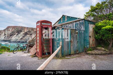 British Old Red Telephone Box a St Agnes, Cornovaglia, Inghilterra, Europa Foto Stock