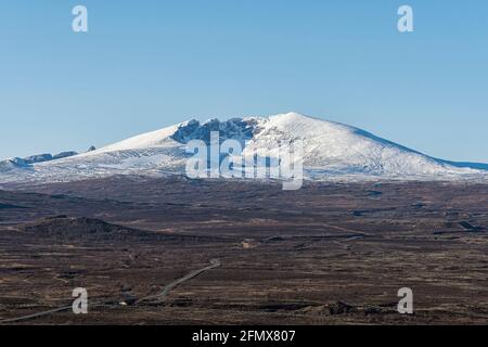 La montagna Snøhetta nel tardo autunno dopo una nevicata notturna. Hjerkinn, Dovrefjell, Dovre-Sunndalsfjella National Park, Innlandet, Norvegia Foto Stock