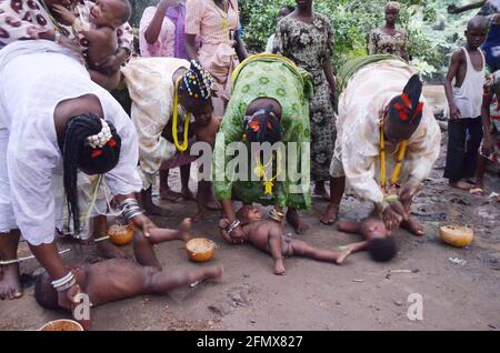 Osun Osogbo: Le sacerdotesse di Osun iniziano i bambini nella religione tradizionale di Osun. Foto Stock