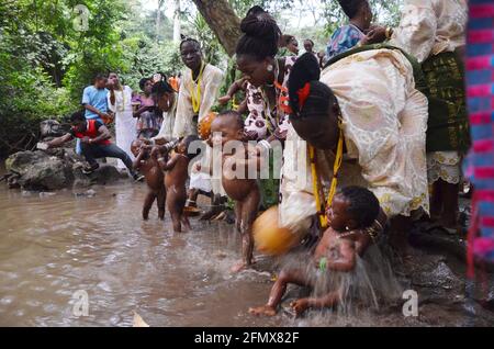 Osun Osogbo: Le sacerdotesse di Osun iniziano i bambini nella religione tradizionale di Osun. Foto Stock