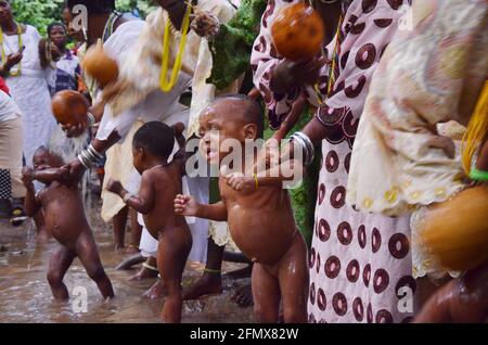 Osun Osogbo: Le sacerdotesse di Osun iniziano i bambini nella religione tradizionale di Osun. Foto Stock