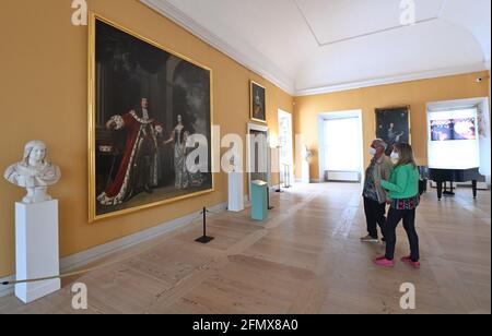 Oranienburg, Germania. 12 maggio 2021. Due visitatori guardano alla mostra 'Machtmensch. Uomo di famiglia. Il Grande Elettore il dipinto 'doppio Ritratto dell'Elettore Friedrich Wilhelm di Brandeburgo e dell'Elettress Louise Henriette' di Pieter Nason. La Fondazione dei palazzi e dei giardini prussiani Berlino-Brandeburgo (SPSG) riapre i palazzi di Caputh, Rheinsberg e Oranienburg ai visitatori. Credit: Soeren Stache/dpa-Zentralbild/dpa/Alamy Live News Foto Stock