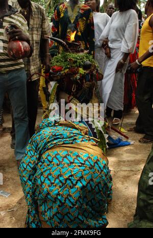 Osun Osogbo: Una masquerade che prega per una donna durante il Festival Osun Osogbo. Foto Stock
