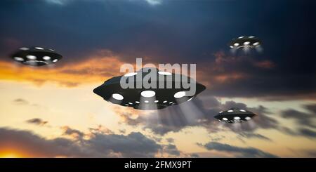 Concetto di invasione UFO in corso. Quattro oggetti volanti illuminati non identificati sullo sfondo del cielo notturno, le astronavi extraterrestre attaccano al pianeta E. Foto Stock