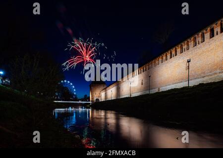 un divertente festival della città termina con un festoso spettacolo di fuochi d'artificio. le colorate esplosioni di fuochi d'artificio nel cielo serale si riflettono nell'acqua Foto Stock