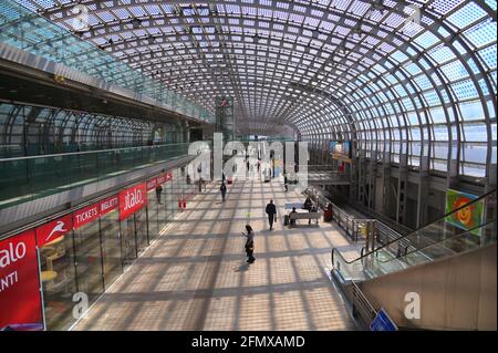 TORINO - 05 maggio 2021: Stazione ferroviaria e metropolitana porta Susa prospettiva virw Foto Stock