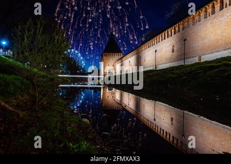 un divertente festival della città termina con un festoso spettacolo di fuochi d'artificio. le colorate esplosioni di fuochi d'artificio nel cielo serale si riflettono nell'acqua Foto Stock