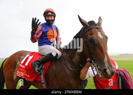 File foto datata 27-06-2020 di Santiago e Seamie Heffernan dopo aver vinto il Dubai Duty Free Irish Derby all'Ippodromo di Curragh. Data di emissione: Mercoledì 12 maggio 2021. Foto Stock