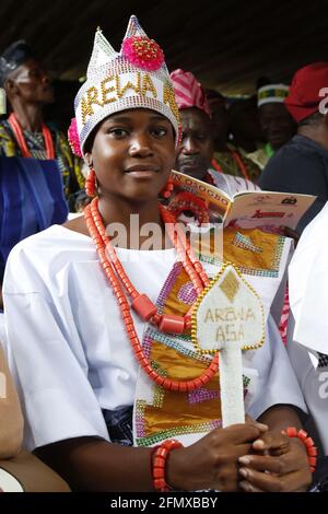 Osun Osogbo: Una donna vestita di perle tradizionali africane durante il festival Osun Osogbo. Foto Stock