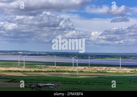 Una sezione del vento Frodsham Marshes con il fiume Mersey alle spalle. Foto Stock