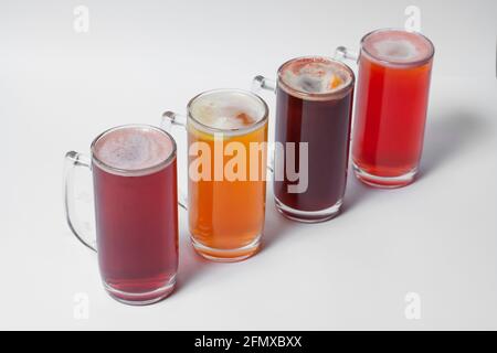 birra artigianale e colorata in tazze isolate Foto Stock