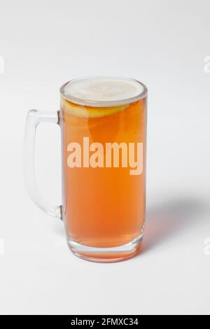 birra artigianale e colorata in tazze isolate Foto Stock