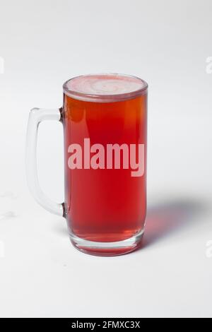 birra artigianale e colorata in tazze isolate Foto Stock