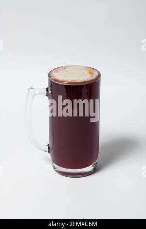 birra artigianale e colorata in tazze isolate Foto Stock