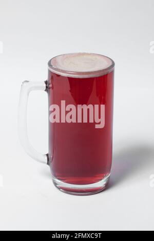 birra artigianale e colorata in tazze isolate Foto Stock