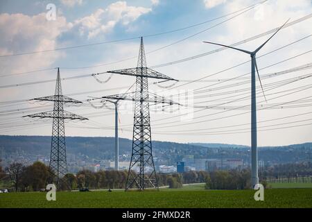 Piloni ad alta tensione e turbine eoliche nei pressi di Dortmund-Eichlinghofen, Dortmund, Nord Reno-Westfalia, Germania. Hochspannungsmasten und Windraeder bei Foto Stock