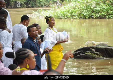 Osun Osogbo: Una donna che prega al fiume Osun Osogbo durante il festival. Foto Stock