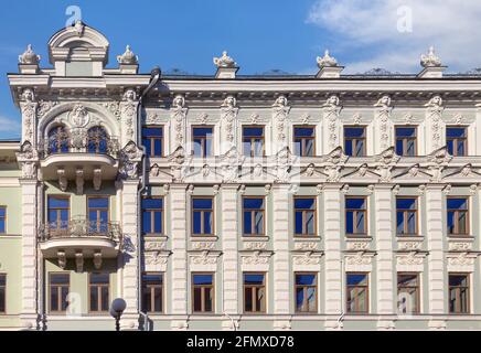 Frammento della facciata di un edificio con bassorilievo in Kazan. Russia Foto Stock