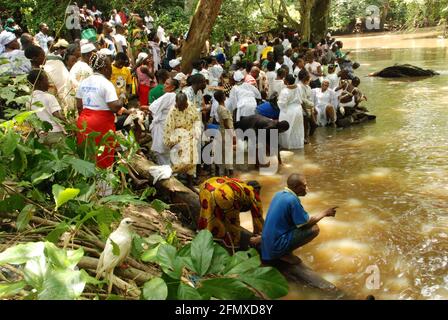 Osun Osogbo: Un uomo che prega al fiume Osun Osogbo durante il festival Osun Osogbo. Foto Stock