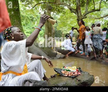 Osun Osogbo: Una donna che prega sul fiume Osun durante il festival Osogbo di Osun. Foto Stock
