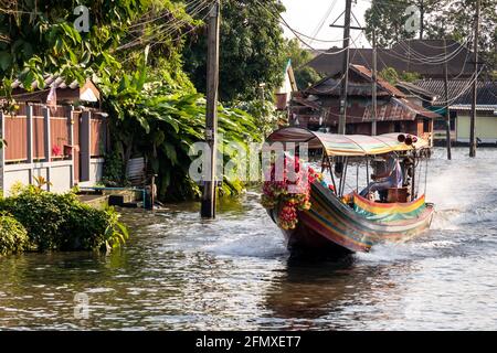 Barca a coda lunga che porta i turisti intorno ai canali, Bangkok, Thailandia Foto Stock