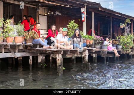 Turisti ai negozi di canale su Khlong Bangkok Yai, Thonburi, Bangkok, Thailandia Foto Stock