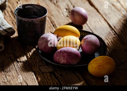 uova di colore naturale al mattino luce del sole da vicino Foto Stock