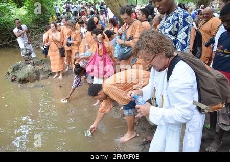 Osun Osogbo: Un gruppo di adoratori Osun del Sud America che pregano e prelevano acqua dal fiume Osun. Foto Stock
