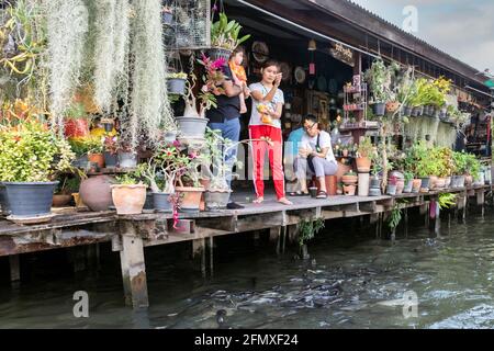 Turisti ai negozi di canale su Khlong Bangkok Yai, Thonburi, Bangkok, Thailandia Foto Stock