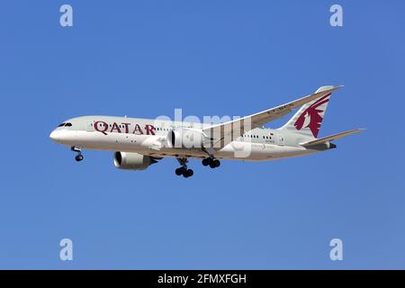 Dubai, Emirati Arabi Uniti - 7. Marzo 2017: Aereo Qatar Airways Boeing 787-8 all'aeroporto di Dubai (DXB) negli Emirati Arabi Uniti. Foto Stock