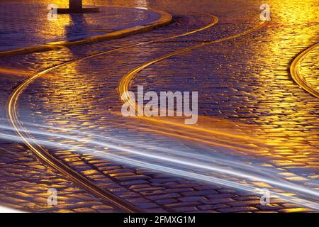 Strade di Praga con ciottoli e tram. Foto Stock