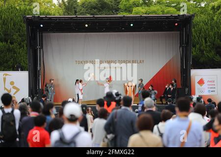 (210512) -- FUKUOKA, 12 maggio 2021 (Xinhua) -- una cerimonia di accensione per il relè della torcia olimpica di Tokyo si tiene allo stadio atletico Heiwadai di Fukuoka, Giappone sudoccidentale, 11 maggio 2021. Il relè della torcia è stato tolto dalle strade pubbliche e sostituito dalla cerimonia di accensione a causa della pandemia del coronavirus. (Tokyo2020/Handout via Xinhua) Foto Stock