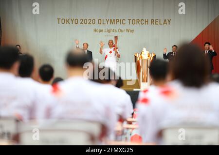 (210512) -- FUKUOKA, 12 maggio 2021 (Xinhua) -- una cerimonia di accensione per il relè della torcia olimpica di Tokyo si tiene allo stadio atletico Heiwadai di Fukuoka, Giappone sudoccidentale, 11 maggio 2021. Il relè della torcia è stato tolto dalle strade pubbliche e sostituito dalla cerimonia di accensione a causa della pandemia del coronavirus. (Tokyo2020/Handout via Xinhua) Foto Stock