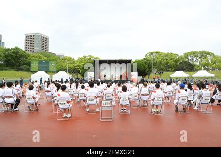 (210512) -- FUKUOKA, 12 maggio 2021 (Xinhua) -- una cerimonia di accensione per il relè della torcia olimpica di Tokyo si tiene allo stadio atletico Heiwadai di Fukuoka, Giappone sudoccidentale, 11 maggio 2021. Il relè della torcia è stato tolto dalle strade pubbliche e sostituito dalla cerimonia di accensione a causa della pandemia del coronavirus. (Tokyo2020/Handout via Xinhua) Foto Stock