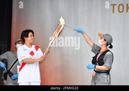 (210512) -- FUKUOKA, 12 maggio 2021 (Xinhua) -- Fujimoto Motoko (L) è visto durante la cerimonia di accensione per il relè della torcia olimpica di Tokyo allo stadio atletico Heiwadai a Fukuoka, Giappone sudoccidentale, 11 maggio 2021. Il relè della torcia è stato tolto dalle strade pubbliche e sostituito dalla cerimonia di accensione a causa della pandemia del coronavirus. (Tokyo2020/Handout via Xinhua) Foto Stock