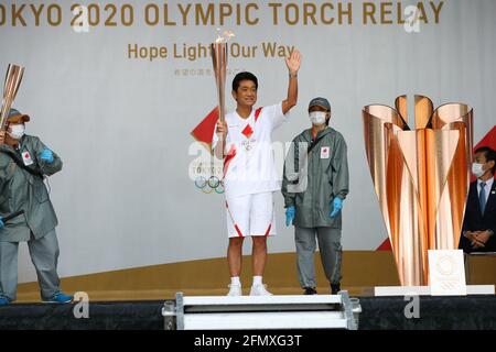 (210512) -- FUKUOKA, 12 maggio 2021 (Xinhua) -- Fukui Tsuyoshi è visto durante la cerimonia di accensione per il relè della torcia olimpica di Tokyo allo stadio atletico Heiwadai a Fukuoka, Giappone sudoccidentale, 12 maggio 2021. Il relè della torcia è stato tolto dalle strade pubbliche e sostituito dalla cerimonia di accensione a causa della pandemia del coronavirus. (Tokyo2020/Handout via Xinhua) Foto Stock