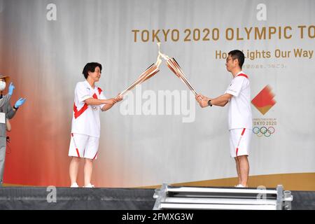 (210512) -- FUKUOKA, 12 maggio 2021 (Xinhua) -- Fujimoto Motoko (L) è visto durante la cerimonia di accensione per il relè della torcia olimpica di Tokyo allo stadio atletico Heiwadai a Fukuoka, Giappone sudoccidentale, 11 maggio 2021. Il relè della torcia è stato tolto dalle strade pubbliche e sostituito dalla cerimonia di accensione a causa della pandemia del coronavirus. (Tokyo2020/Handout via Xinhua) Foto Stock