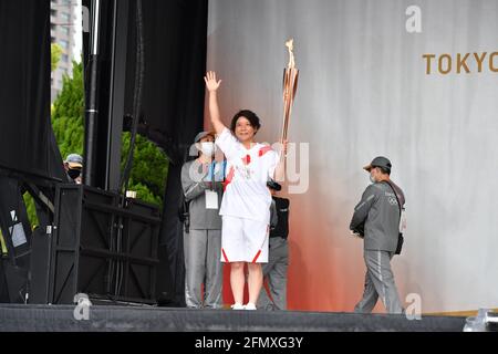 (210512) -- FUKUOKA, 12 maggio 2021 (Xinhua) -- Fujimoto Motoko (C) è visto durante la cerimonia di accensione per il relè della torcia olimpica di Tokyo allo stadio atletico Heiwadai a Fukuoka, Giappone sudoccidentale, 11 maggio 2021. Il relè della torcia è stato tolto dalle strade pubbliche e sostituito dalla cerimonia di accensione a causa della pandemia del coronavirus. (Tokyo2020/Handout via Xinhua) Foto Stock