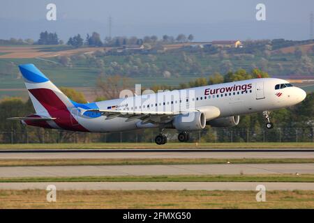 Stoccarda, Germania – 7. Aprile 2017: Eurowings Airbus A320 all'aeroporto di Stoccarda (Str) in Germania. Airbus è un produttore di aeromobili di Tolosa, fra Foto Stock