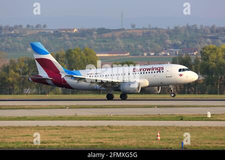 Stoccarda, Germania – 7. Aprile 2017: Eurowings Airbus A319 all'aeroporto di Stoccarda (Str) in Germania. Airbus è un produttore di aeromobili di Tolosa, fra Foto Stock